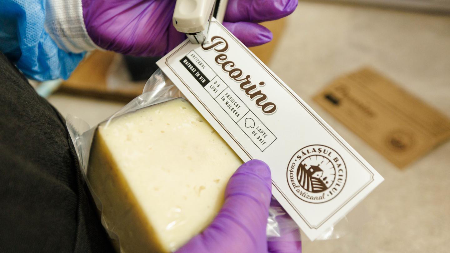 labelling cheese